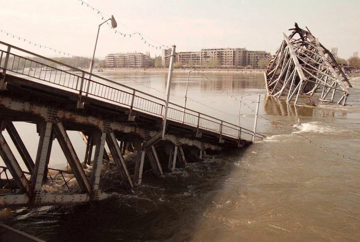 Разрушенный мост. Сломанный мост. Разрушение моста. Мост сломался. Разрушь мост 2