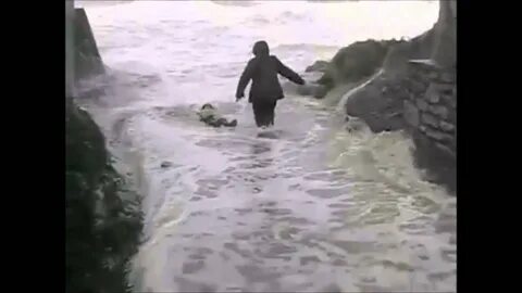Девушку смыло волной видео