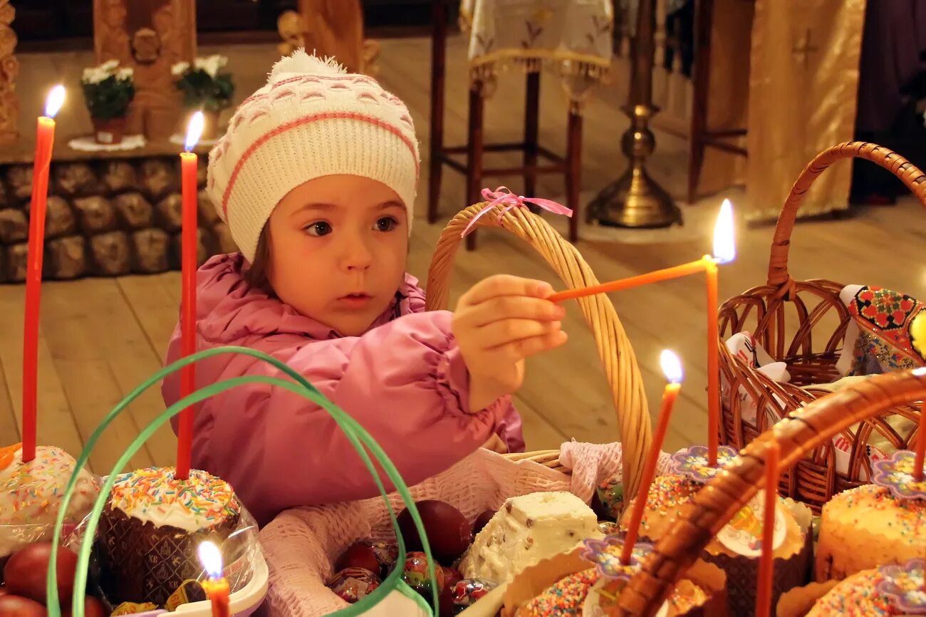 Празднование Пасхи. Празднование православной Пасхи. Праздник "Пасха". Дети на Пасху в храме. Христианская пасха в 24 году