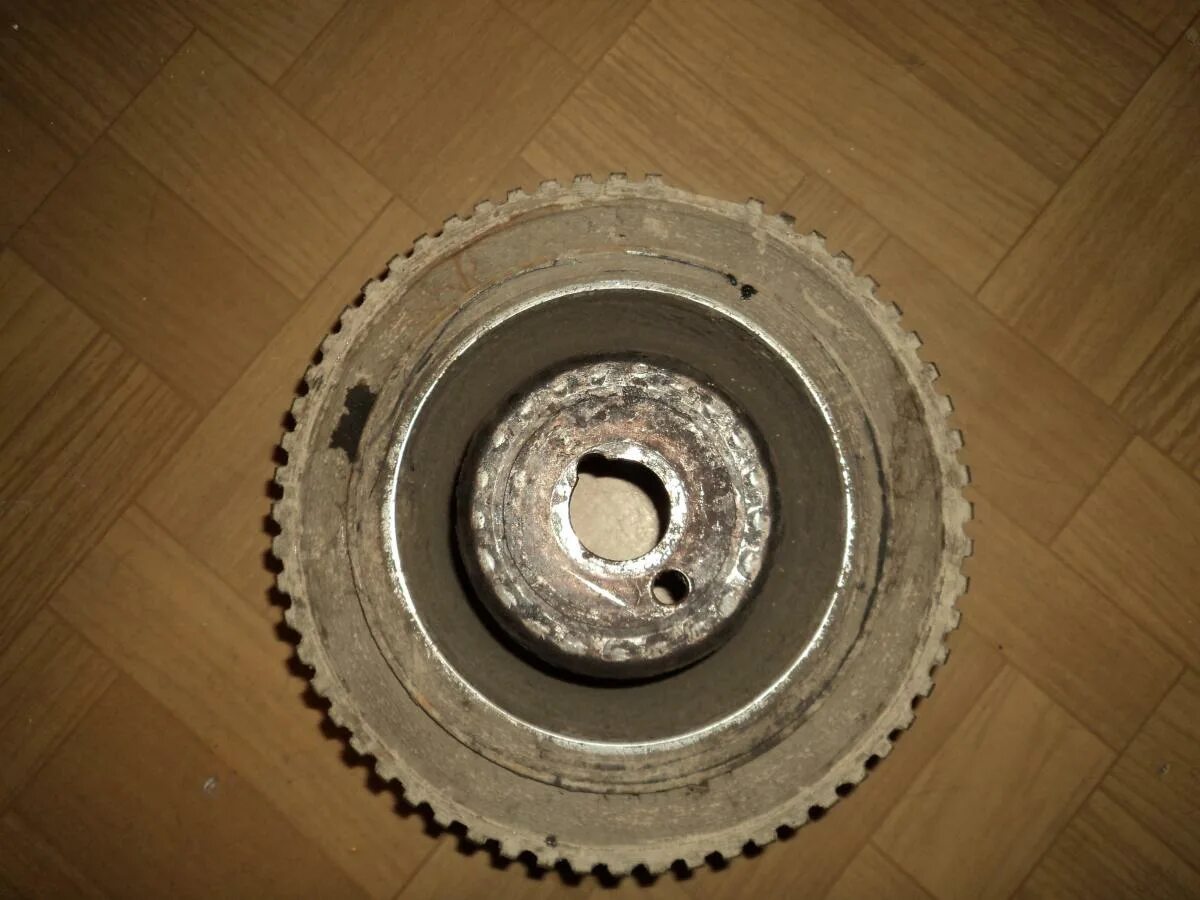 Задающий диск датчика коленвала двигатель f14d4. Задающий диск коленчатого вала 2114. Задающий диск ваз. Задающий диск 2114. Задающий диск коленчатого вала ваз 2110.