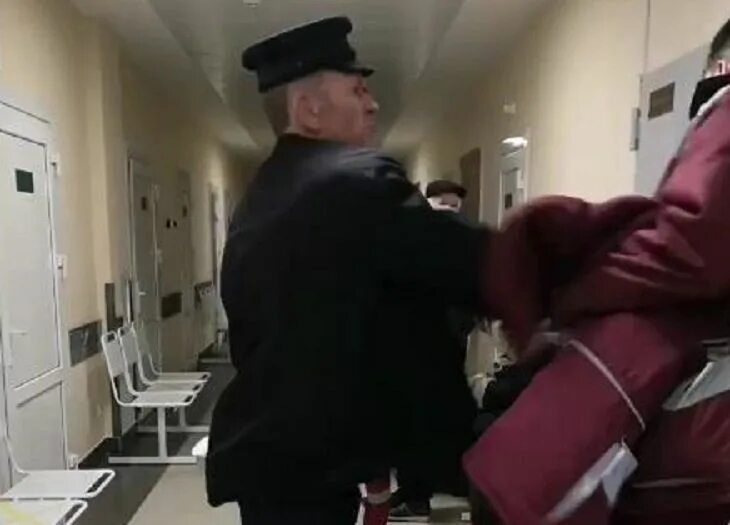 Видео типа избивают оператора. Напал в больнице. Бабушка ругает врачей в больнице. Напал в больнице. Напал в больнице.