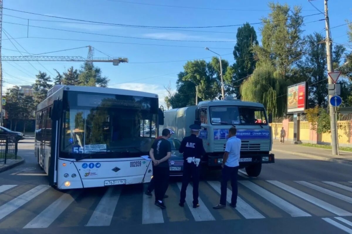 Можно попасть в ростов. Автобусная полоса. Ростов на Дону автобусы ДТП. ДТП С автобусом Багаевская Ростов на Дону01.06.2023.