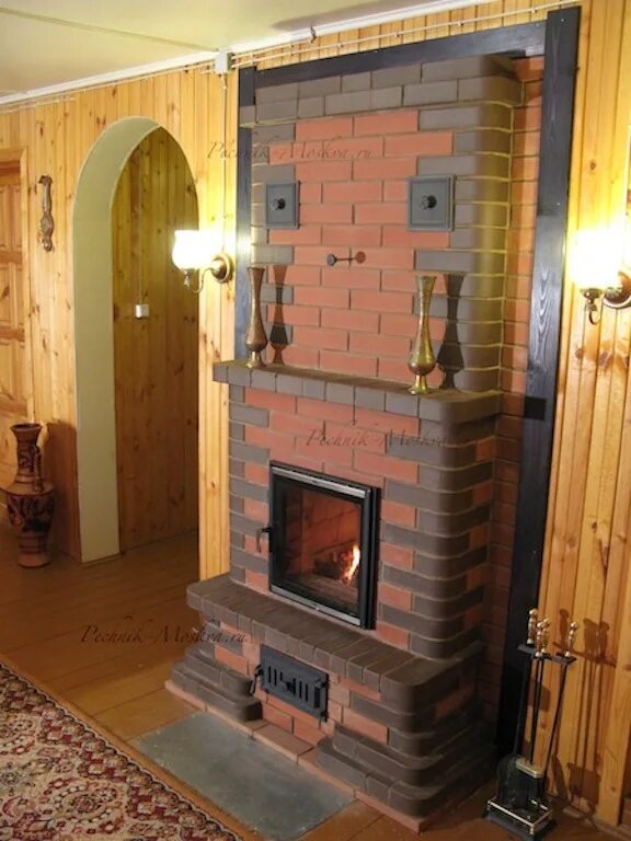 Печи камины из кирпича для загородного. Каминопечь кирпичная. печь со стеклянной дверцей. кирпичная печь со стеклом. печь из кирпича со стеклянной дверцей.