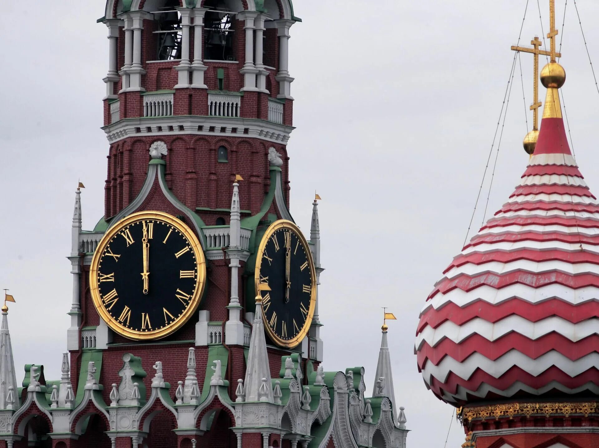 Часы Спасской башни Московского Кремля. Часы-куранты на Спасской башне Московского Кремля. Часы Спасская башня Московского Кремля. Спасская башня Кремля куранты. Башен московского кремля установлены куранты