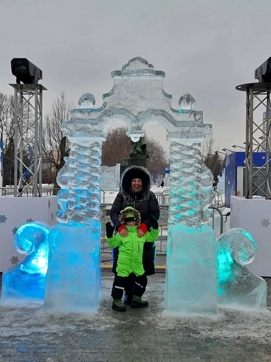 Город во льду. Парк горького ледовые фигуры 2022. Москва река заледенела. Парк горького москва 2022. Москва во льду.