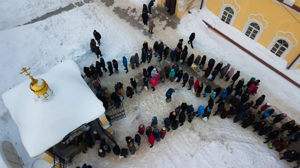 богоявленский собор купель для крещения. раздача воды на крещение. раздача крещенской воды. как обустроена купель на крещение. освящение воды в храме.
