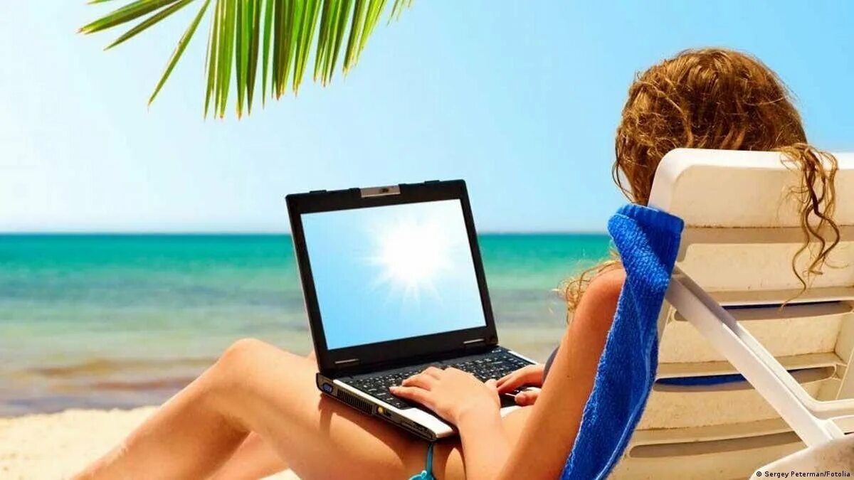 Поменяться отпуском. С ноутбуком на пляже. Девушка с ноутбуком на море. Девушка с ноутбуком на пляже. Человек с ноутбуком на пляже.