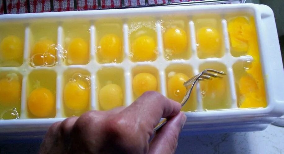Можно заморозить желтки. Замороженное куриное яйцо. Замороженные яйца. Форма для заморозки яиц. Яйцо в морозилке.