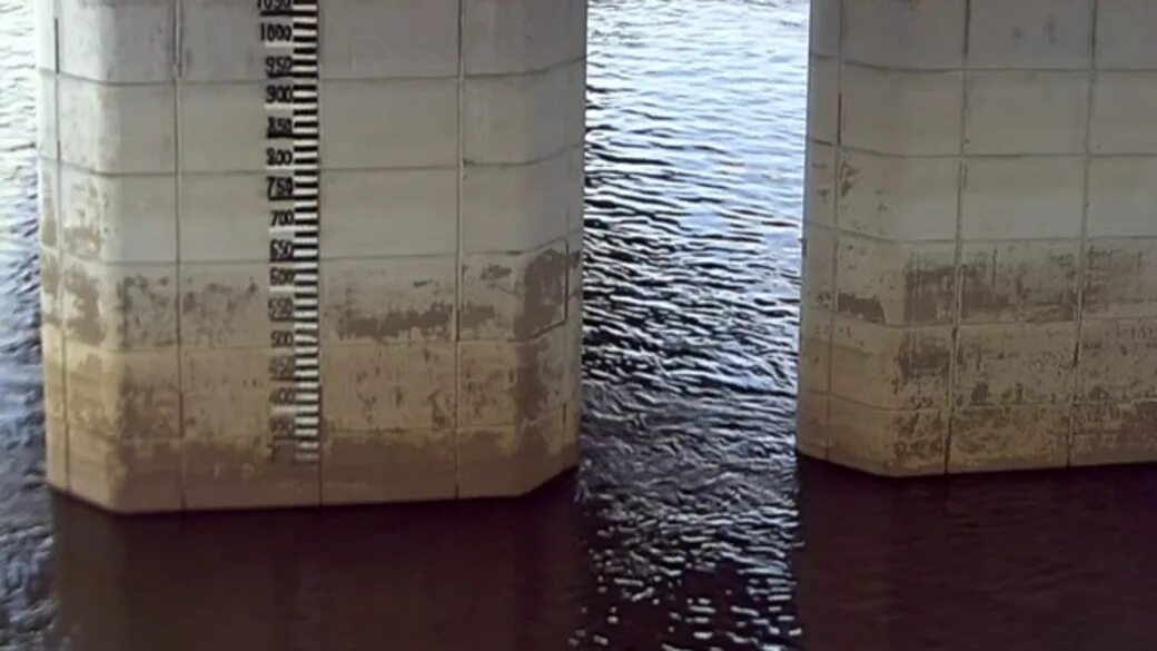 Медное уровень воды. Уровень воды рек Обь Томь. Водомерная рейка-футшток. Рейка для измерения уровня воды. Реечный водомерный пост.