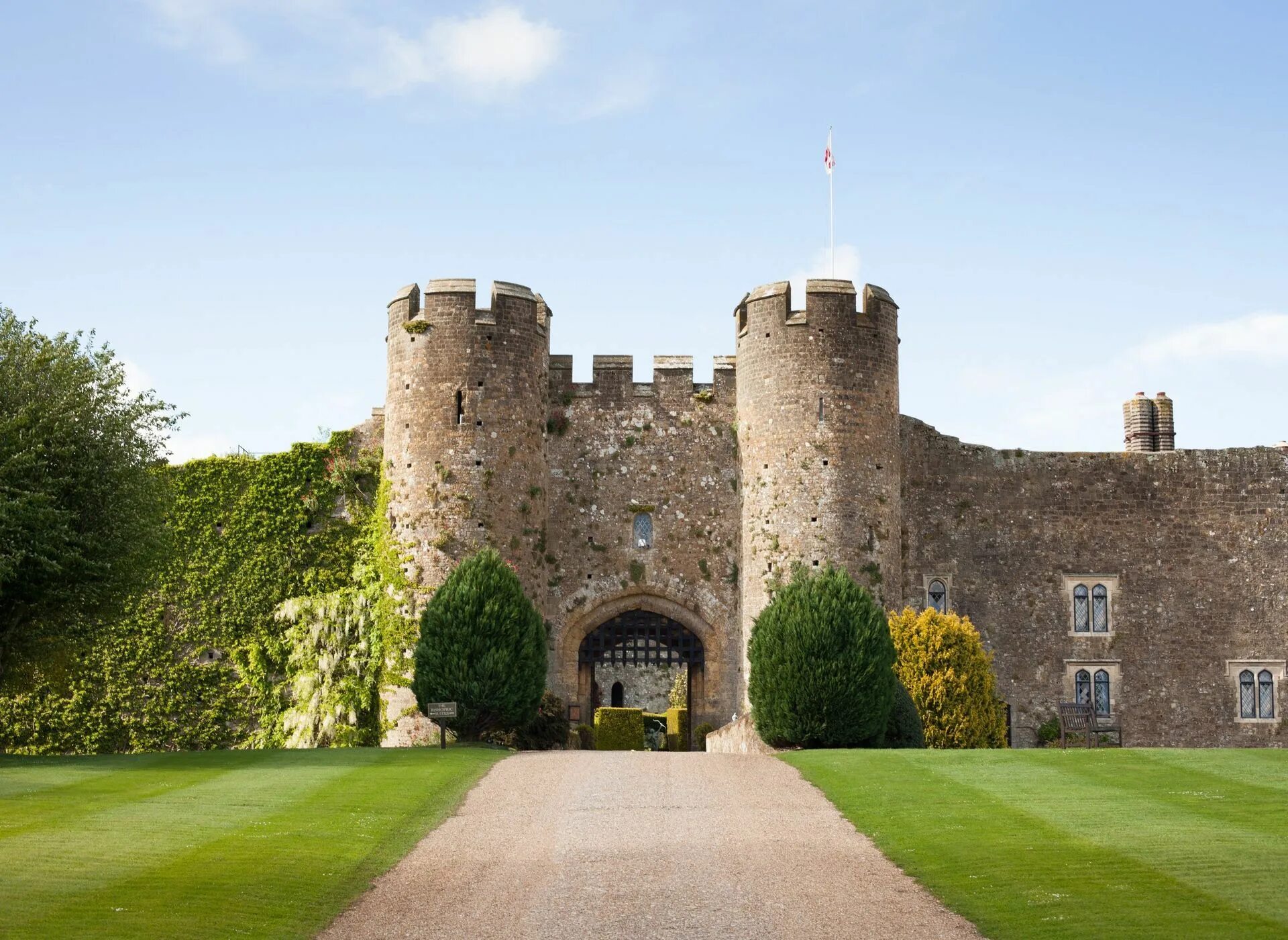 Secret castle. Отель Amberley Castle. Замок Амберли в Англии. Англия графство Западный Суссекс. Замок Инверари Шотландия.