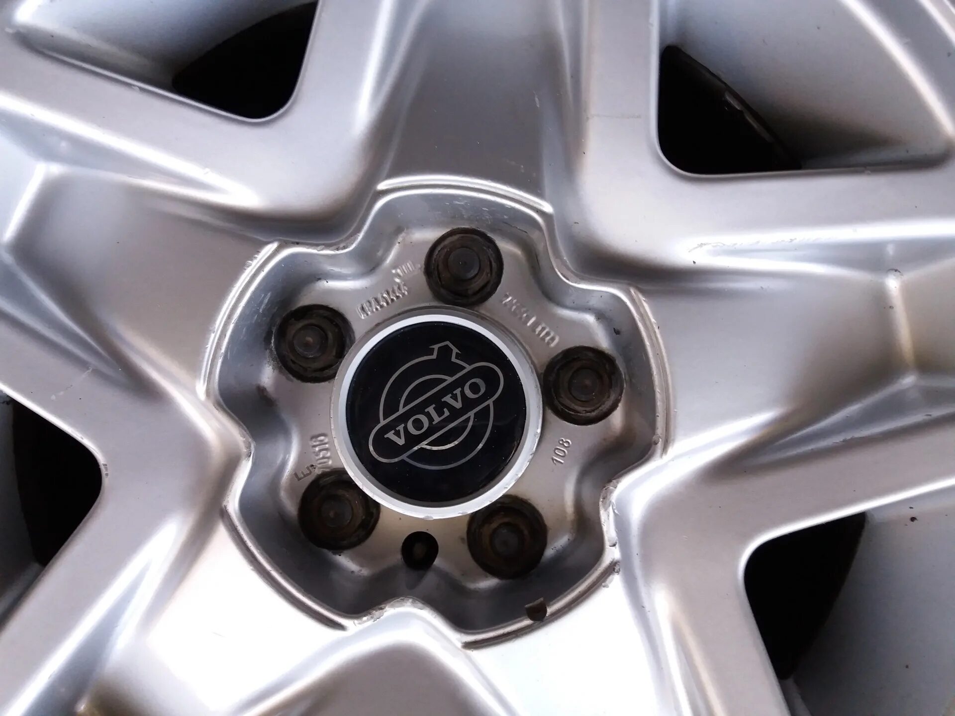 Диски вольво s40 оригинал. Диски вольво r16. Диски volvo naos. Диски вольво xc70 r17. Литые диски вольво.