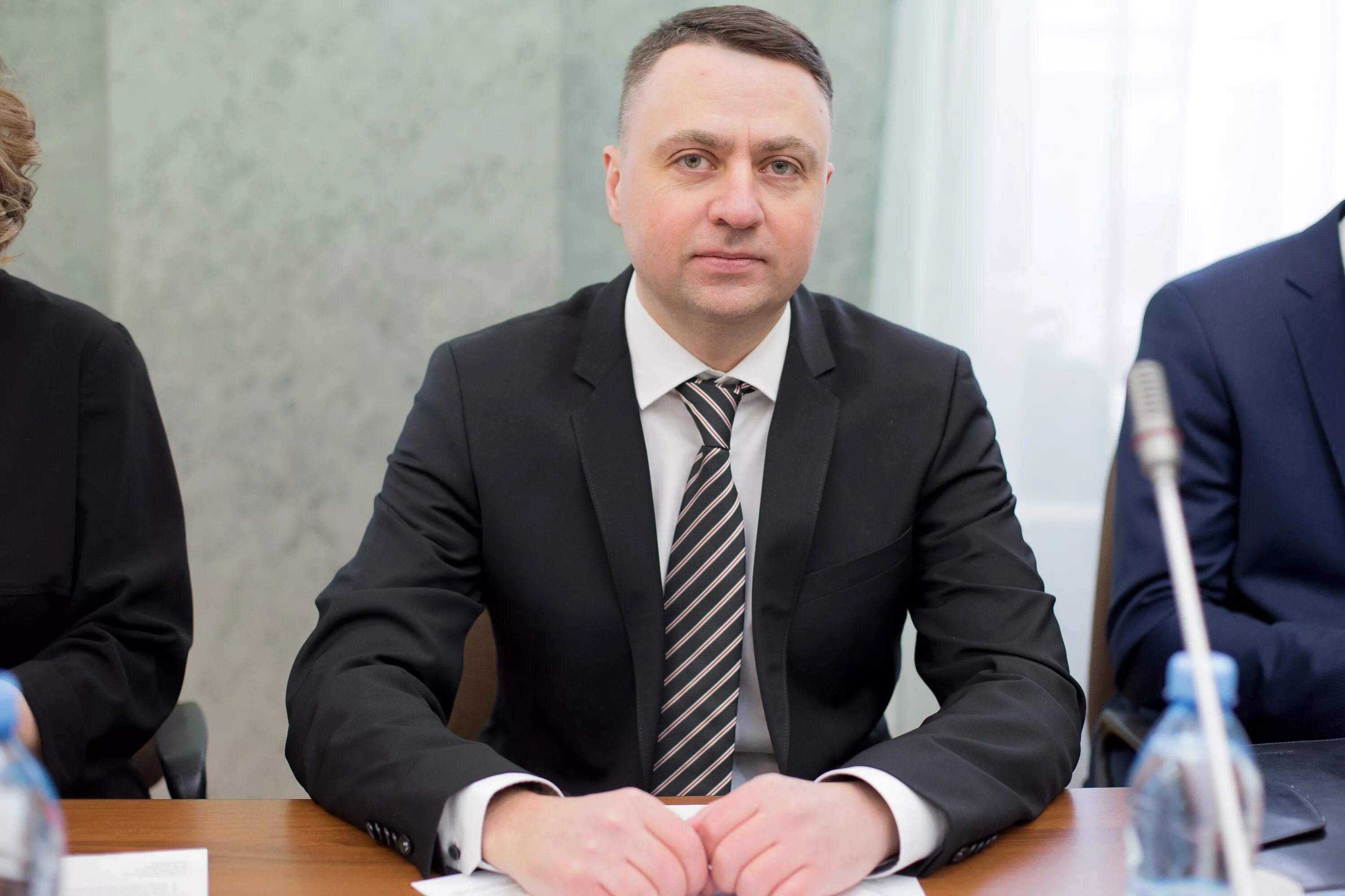 Директор руководит