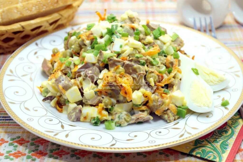 Салат печень с яйцом и луком. Салат из куриной печени. Салат из куриного печени. Вкусный салат из куриной печени. Печёночный салат из куриной печени.