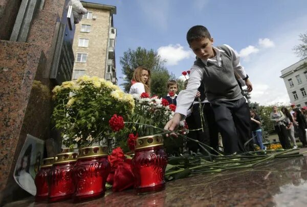 Памяти жертв теракта в москве. Взрыв в Москве 1999 на улице Гурьянова. Взрыв на Каширском шоссе 1999. Дом на Каширском шоссе теракт. Взрывы на каширке и Гурьянова 1999.