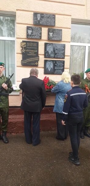 Суджа родная телеграмм. Мемориальная доска на фасаде. Памяти погибших военнослужащих. Мемориальная доска в МКОУ Новолидженская СОШ. Мемориальная доска с п Поздняков.