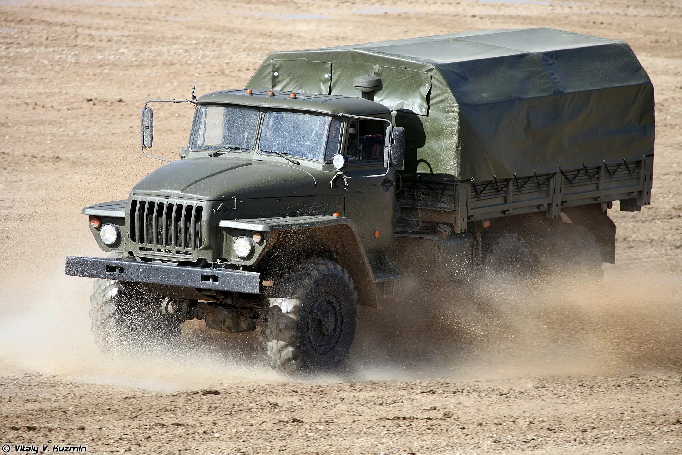 Военный грузовой автомобиль. Урал 4320. Урал 4320 армейский. Военный тягач Урал 4320. Автомобиль Урал Урал 4320.