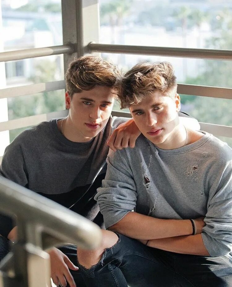 Мужчина близнецы. Martinez Twins 2020. Близнецы парни. Красивые Близнецы парни. Красивые братья Близнецы.