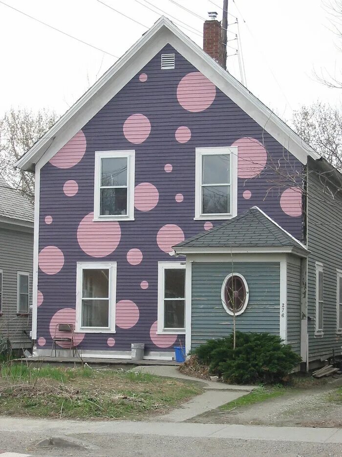 Дом с цветами розовый. Розовый фасад дома. Цветные фасады домов. Покраска фасадов домов. Покрашенный дом.