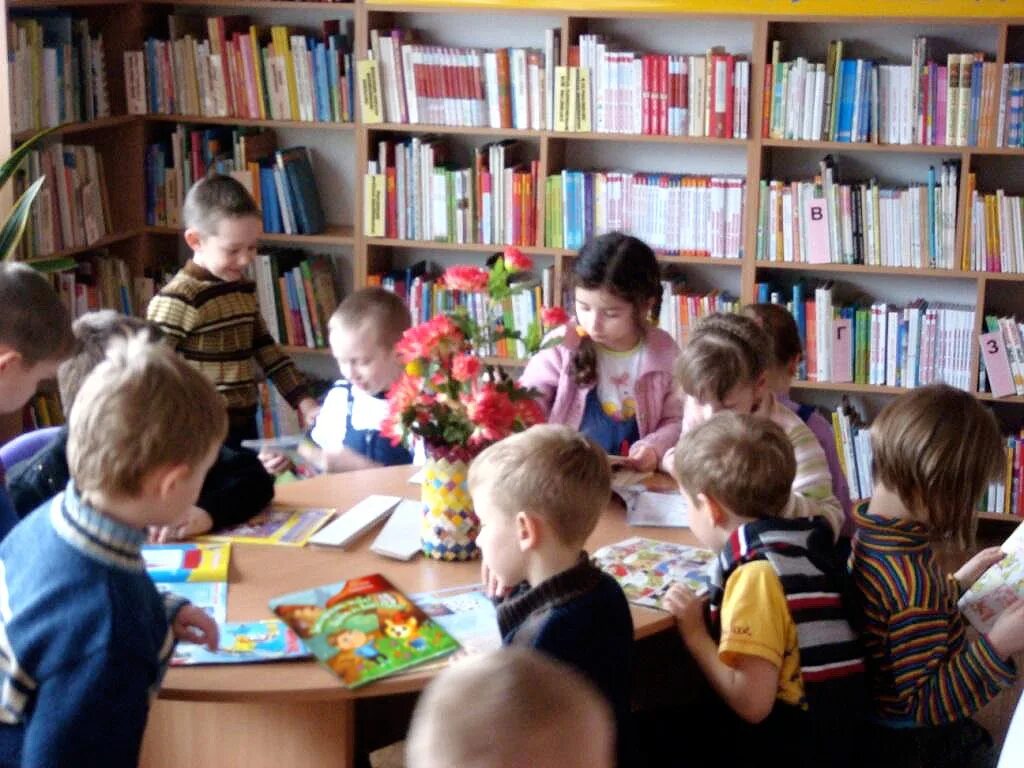 Первый класс в библиотеке. Дети в библиотеке. Фотографии детей в библиотеке. Библиотека картинки для детей. Школьная библиотека. Детям.
