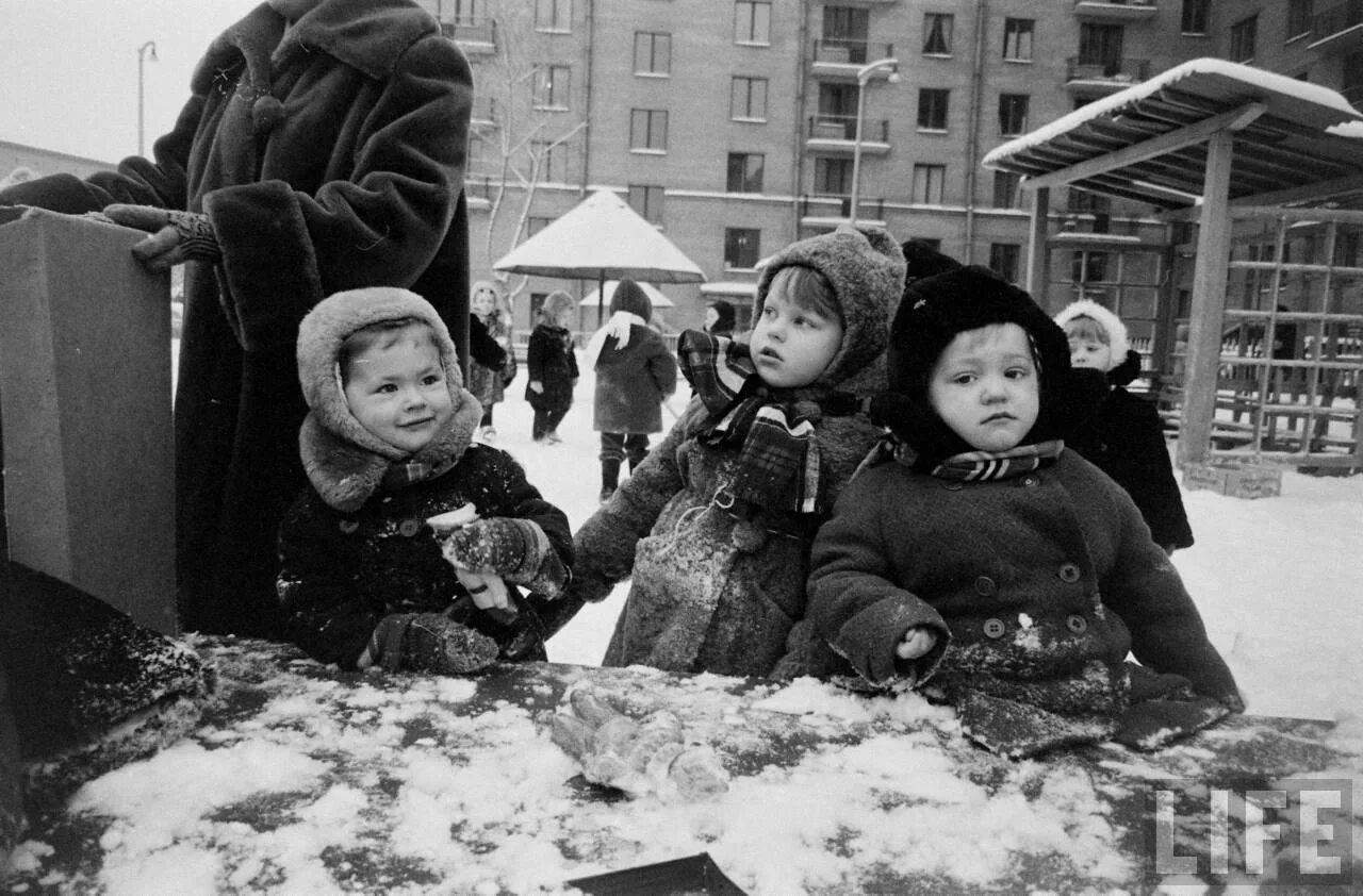 Жизнь советского ребенка. Счастливые советские дети. Советские дети зимой в детском саду. Советские дети в саду на прогулке. Советские дети на прогулке зимой.