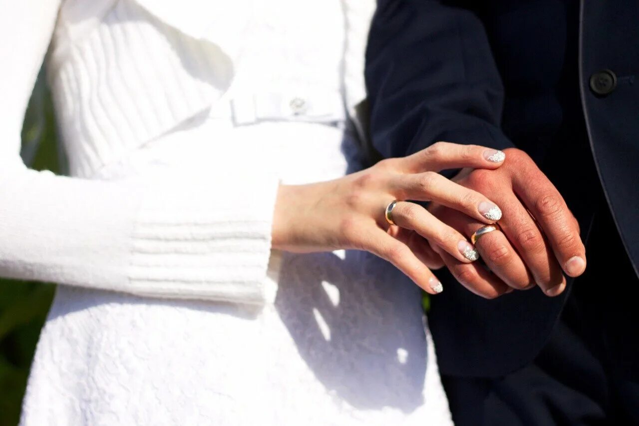 Пальцем жене. Две руки с обручальными кольцами. Кольцо на руке. Обручальные кольца на руках. Обручальные кольца пара на руках.