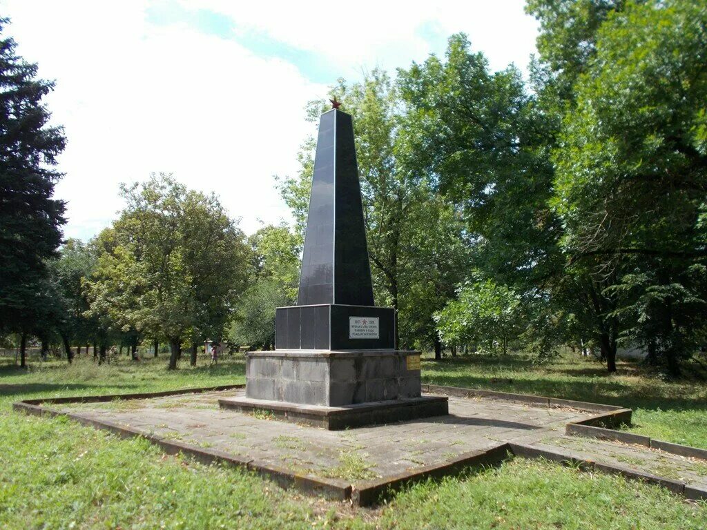 Станица нововладимировская краснодарский край. Мемориал монумент Краснодарский край. Мемориал гражданской войны Раевский. Памятник гражданской войне в Краснодаре. Памятник екатеринодарцам жертвам гражданской войны в России.