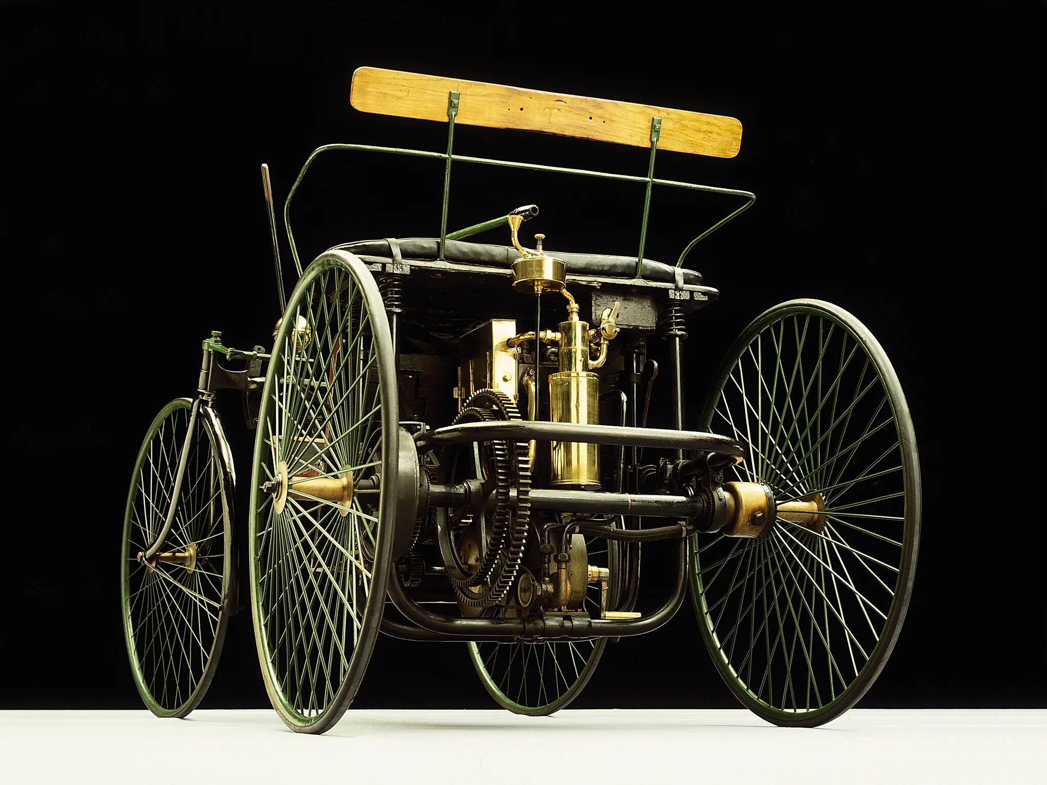 Первый автомобиль внутреннего. Daimler 1889. Автомобиль Даймлера 1889 год. Первый двигатель внутреннего сгорания Даймлер.