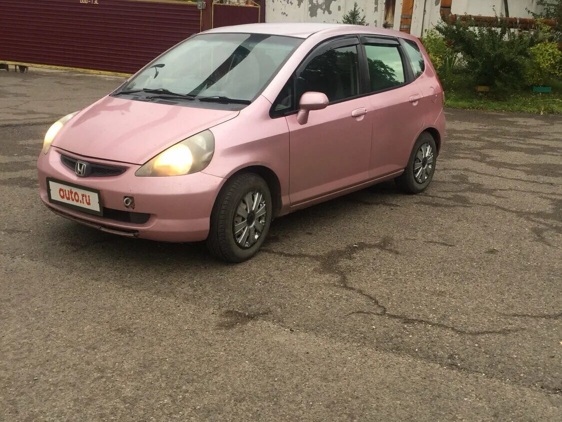 Хонда фит 2001 год хэтчбек. Honda Fit розовая. Розовый Хонда фит 2018. Honda Jazz Pink.