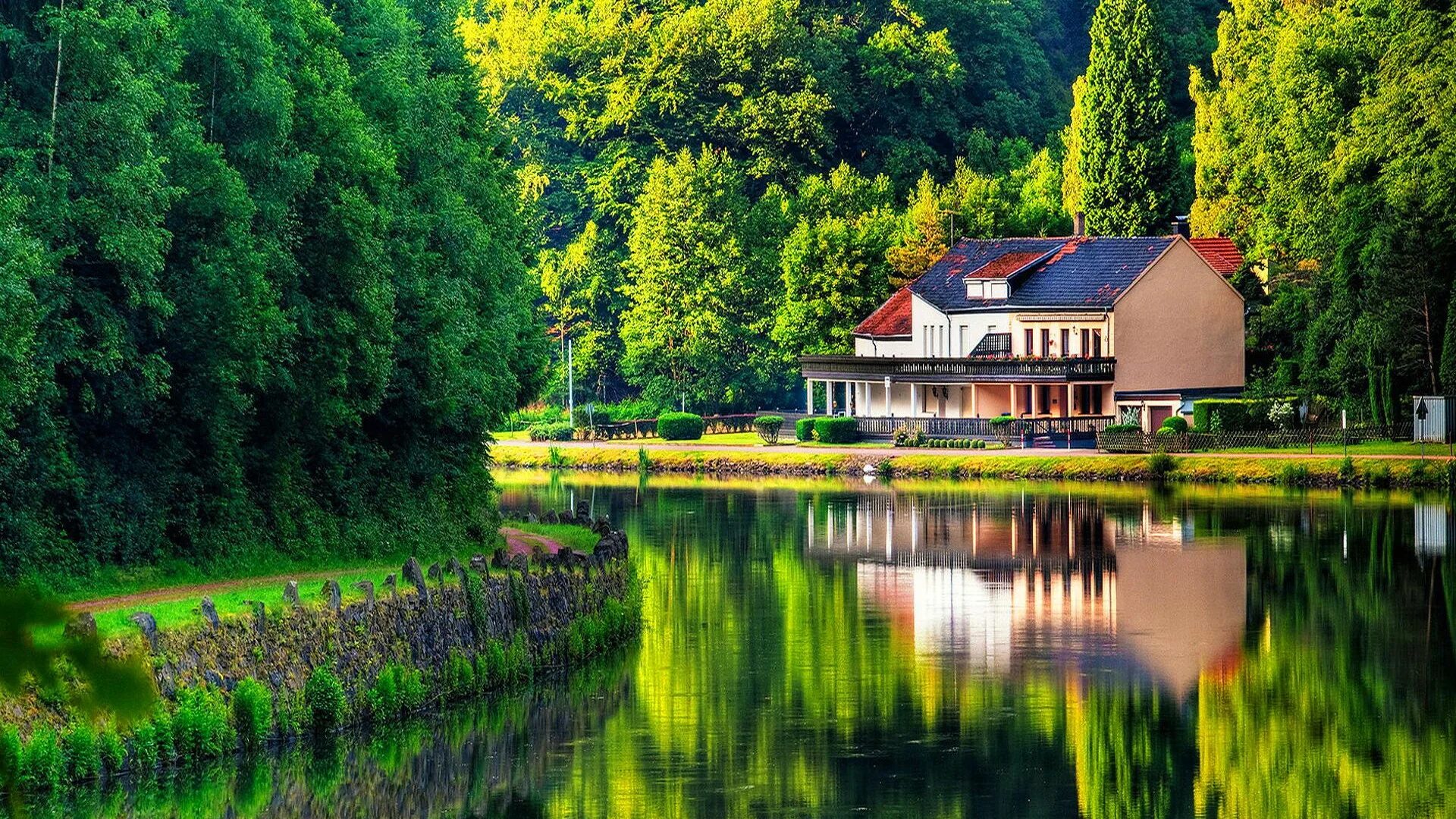 House near the lake. Дом у озера штат Монтана. Домик у реки в Йёльстере. Норвегия. Дом у реки (River Cottage). Красивый домик в лесу.