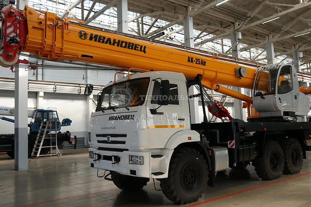Кс-45717-1 кран автомобильный. Камаз кс 45717. Кран ивановец 32т. Автокран ивановец 25т. Ивановец на базе камаза.