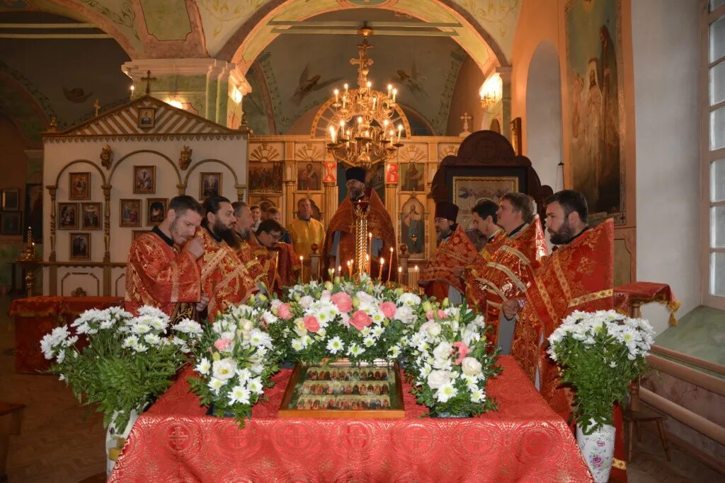 храм на пятницком кладбище расписание богослужений. храм на пятницком кладбище расписание богослужений. храм живоначальной троицы на пятницком кладбище. расписание богослужений в женском монастыре. троицкий сунгур церковь.