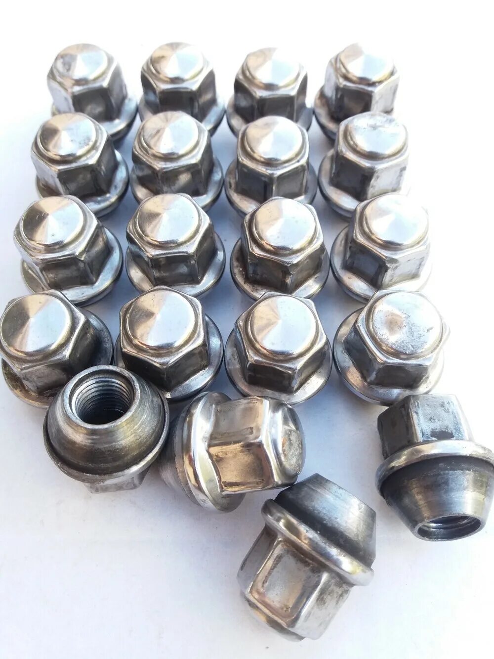 Гайка колесная м12х1. Swag 50944949 гайка колесная. 5. Колпачки на колесные гайки форд фокус 3. Ford 5 114 407 гайка колесная.