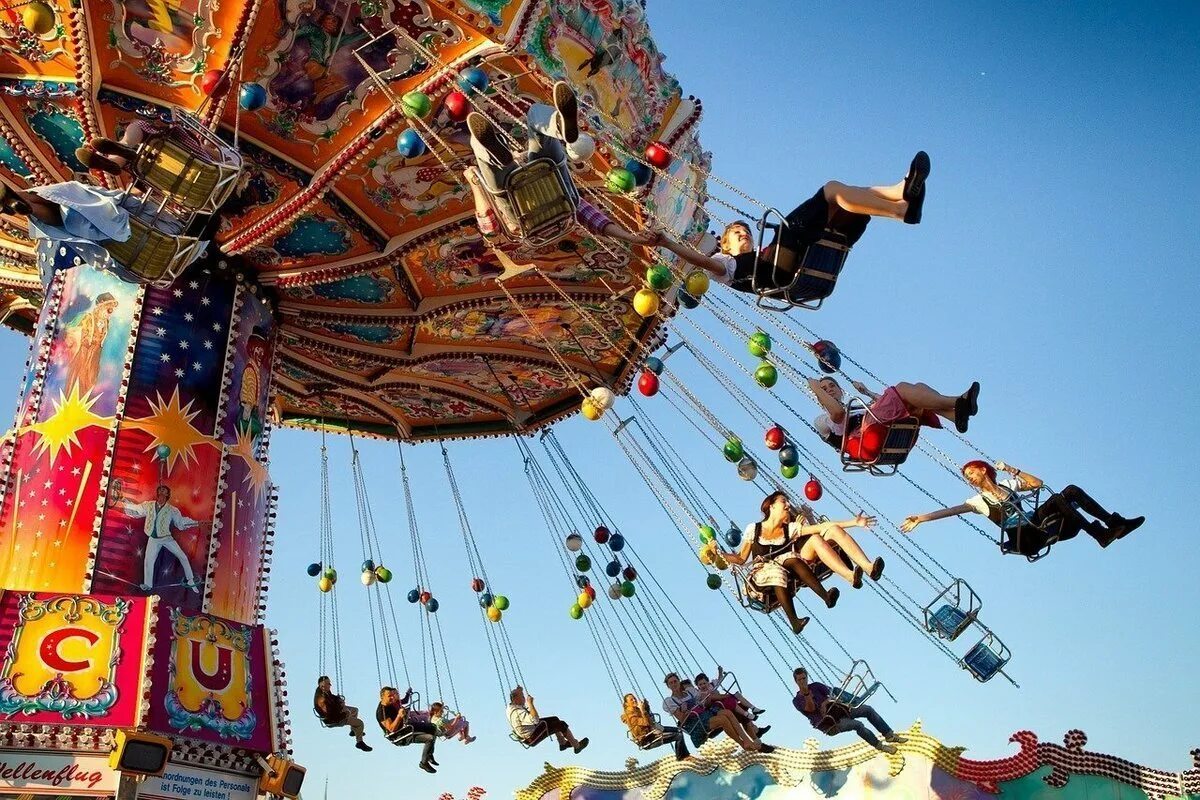 На развлечения становятся в. Карусель Amusement Park. Октоберфест парк аттракционов цепочная Карусель. Цепочная Карусель диво остров. В парке аттракционов.