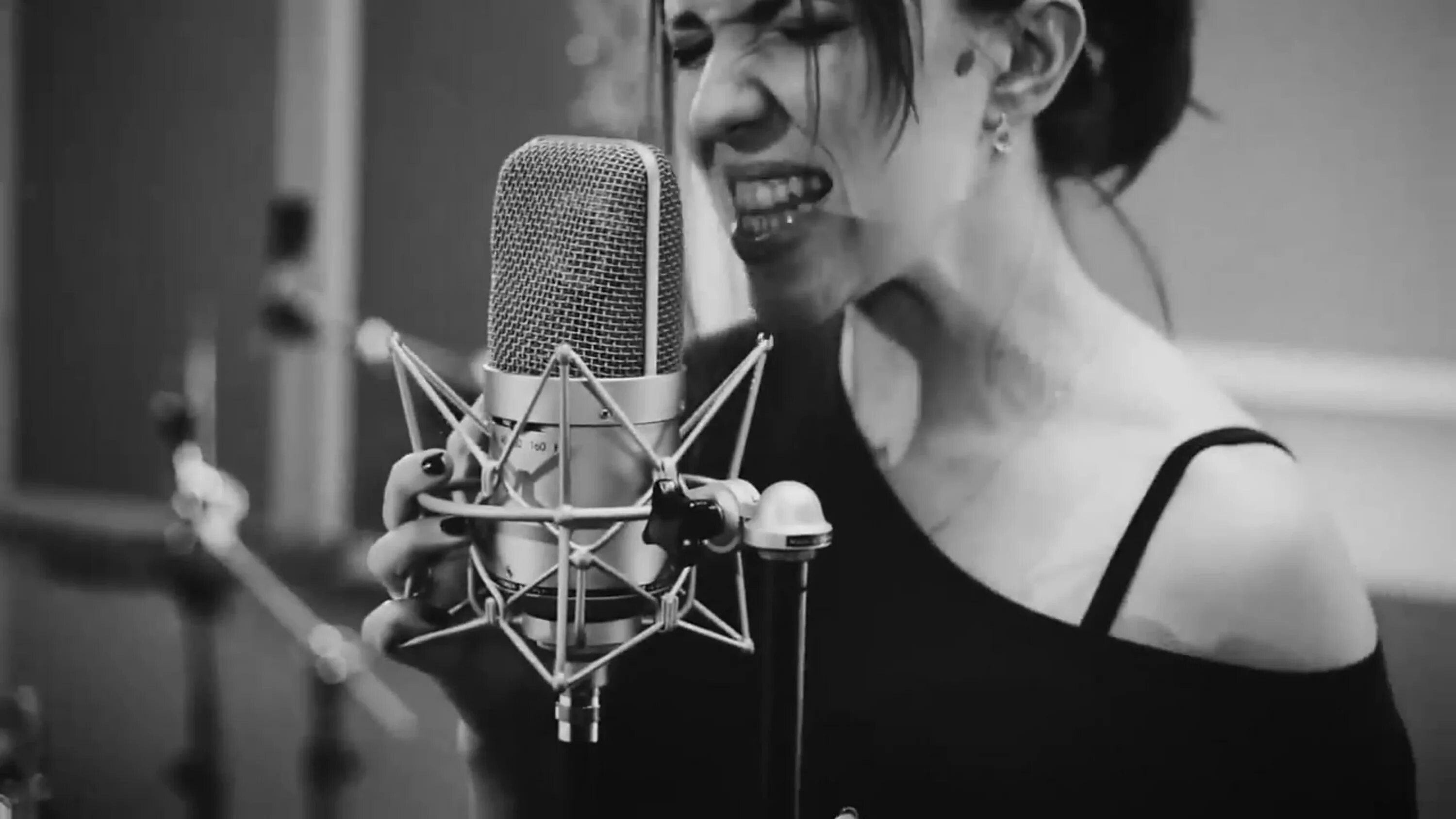 Песня город которого нет слова. А по тёмным улицам гуляет дождь аккорды. А по улицам гуляет дождь текст. Ддт дождь текст аккорды. Dj allegka а по темным улицам гуляет дождь.