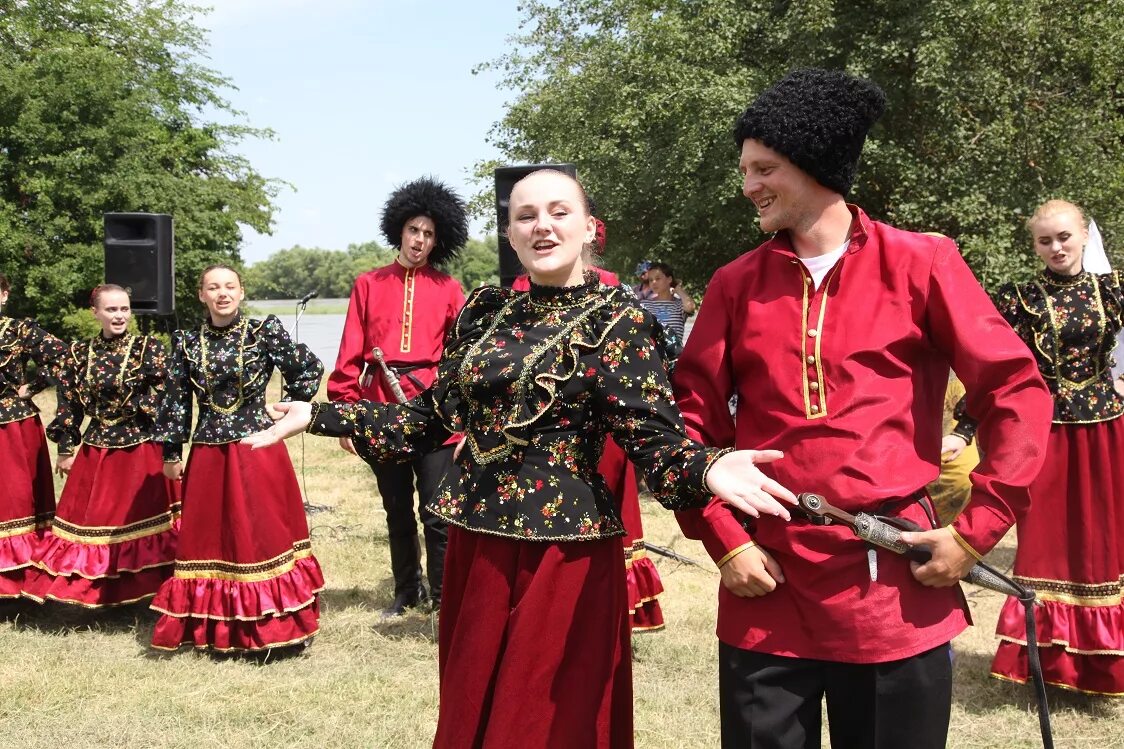 свадебный наряд казаков дона. атаман кубанского казачьего войска. «кубанские казаки в львове» васюк. черкеска казачья терская. одежда атамана кубанских казаков.