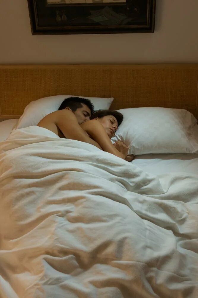 Спали бывшую 18. Парень и девушка под одеялом. Муж и жена сипат.