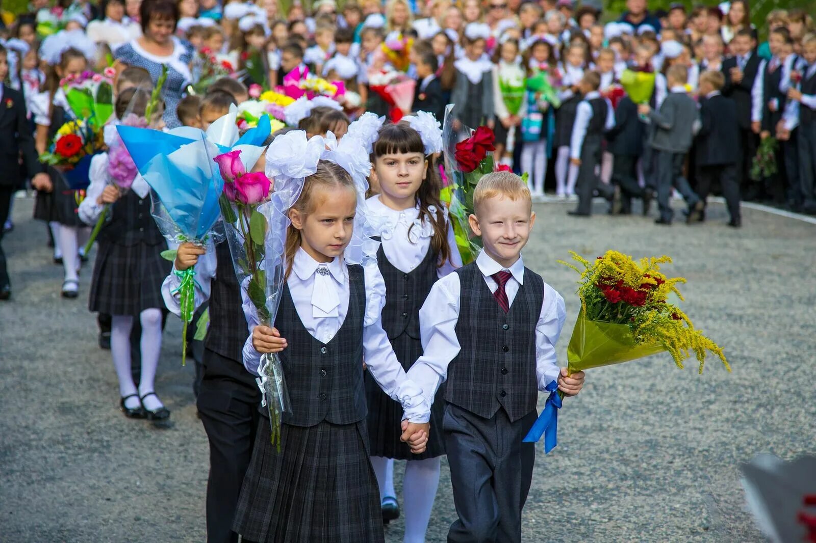 1 Сентября. Линейка в школе. Первоклашки на линейке. Школьная линейка 1 сентября. День знаний в россии