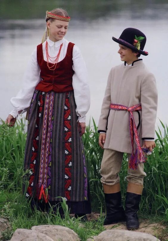 Этнический эстонец. Литовский народный костюм Дзкуии. Национальный костюм Литвы национальный костюм Литвы. Национальный костюм литовцев. Прибалтийский народный костюм.