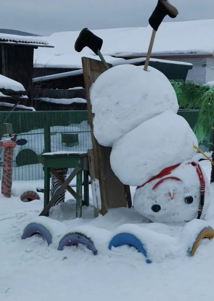 неприличный снеговик. снеговик на улице. веселый снеговик во дворе. деревня снеговиков. снеговик вверх ногами.