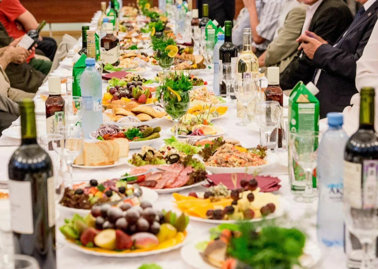 Застолье. Стол с выпивкой и закуской. Праздничное застолье. Полный стол друзей. Шикарный стол с едой.