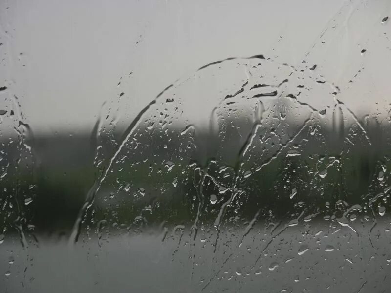 Барабанил дождь слушать. Дождь за окном. За окном барабанит дождь. Барабанит дождь. Иллюстрация дождик за окном.