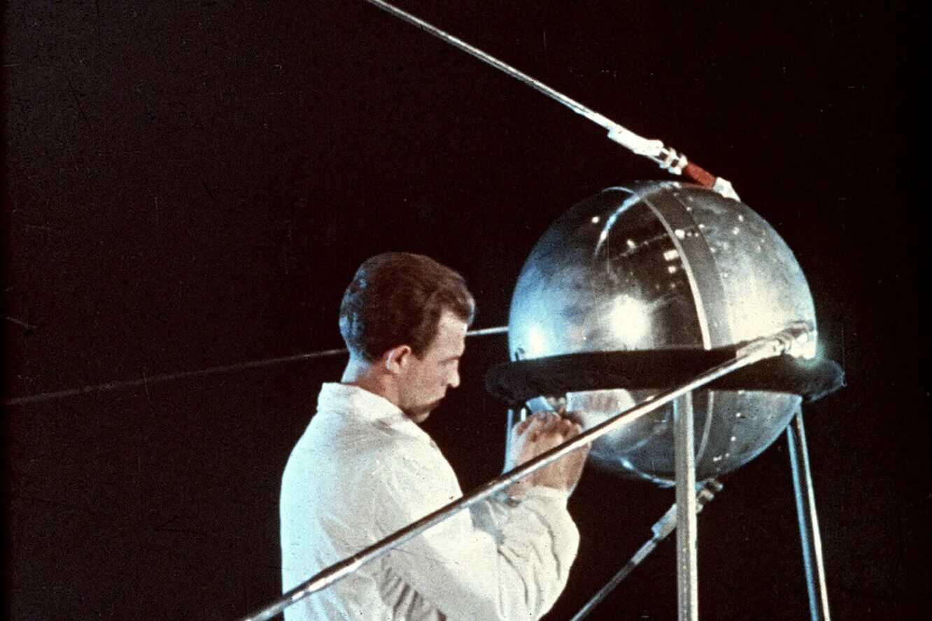 Когда был запущен первый космический. Первый искусственный Спутник земли 1957. Первый Спутник земли ПС-1. Первый Спутник земли запущенный 4 октября 1957 СССР. Первый Спутник земли СССР октябрь 1957.