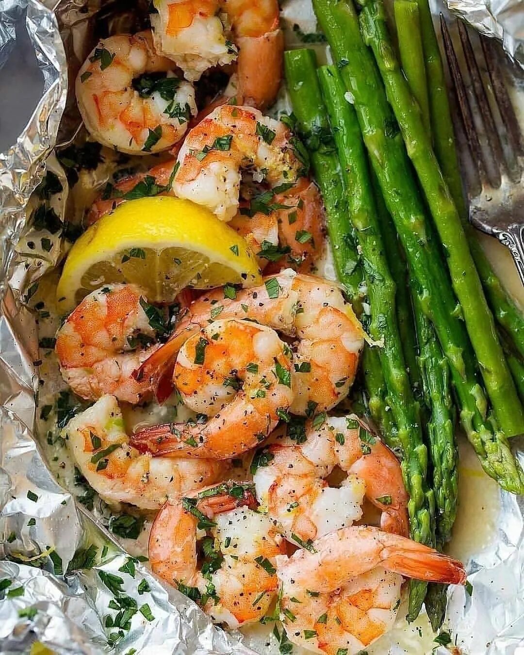 спаржа морепродукт. креветки со спаржей. спаржа морепродукт. спаржа с креветками. спаржа с креветками и голубым сыром.