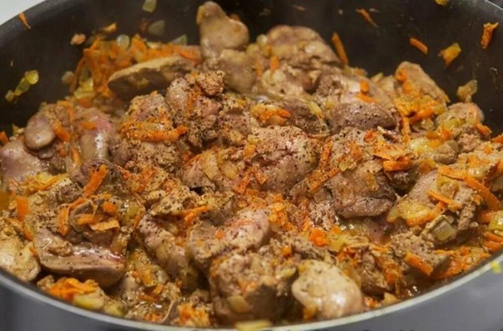Пожарить печенку куриную на сковороде вкусно. Печень куриная тушеная. печень куриная жареная на сковороде. печень куриная жареная с луком на сковороде. куриная печень с луком на сковороде.
