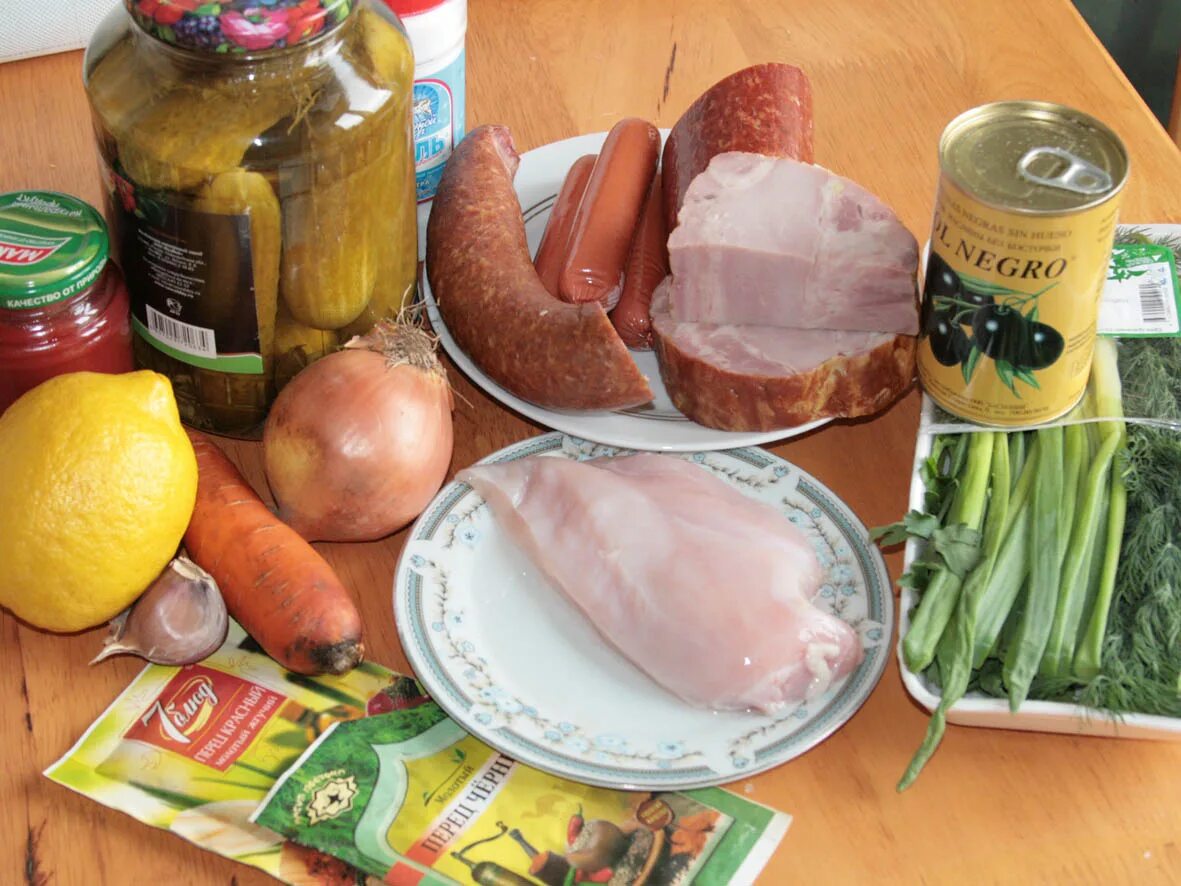 Ингредиенты для солянки мясной. Солянка сборная мясная классическая ингредиенты. Солянка набор продуктов. Ингредиенты для солянки с колбасой. Продукты для солянки.