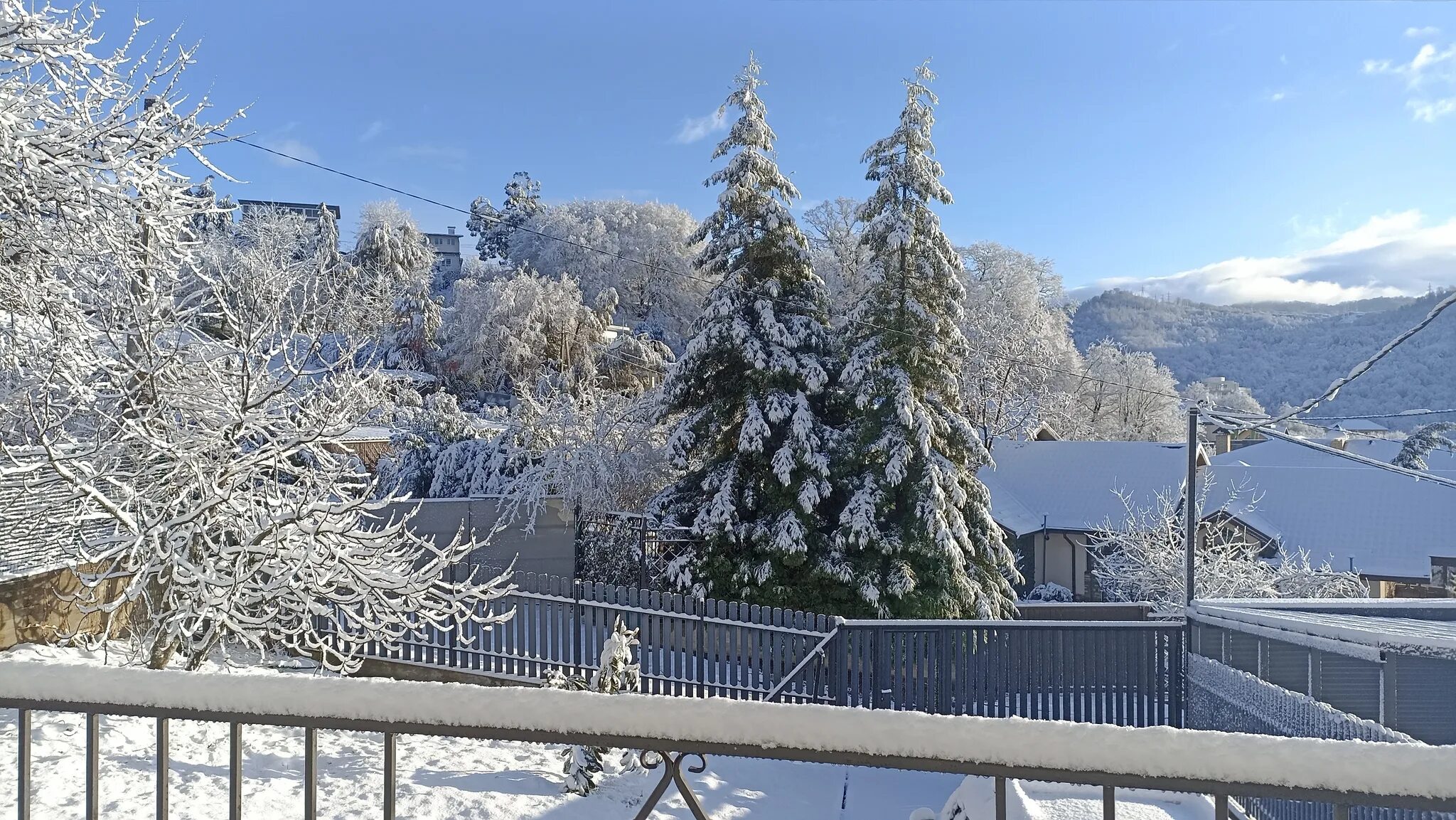 Сочи набережная в феврале. Фото в феврале в сочи у моря. Сочи в феврале стоит ли ехать. Климат в сочи зимой. В сочи выпал снег 2021.