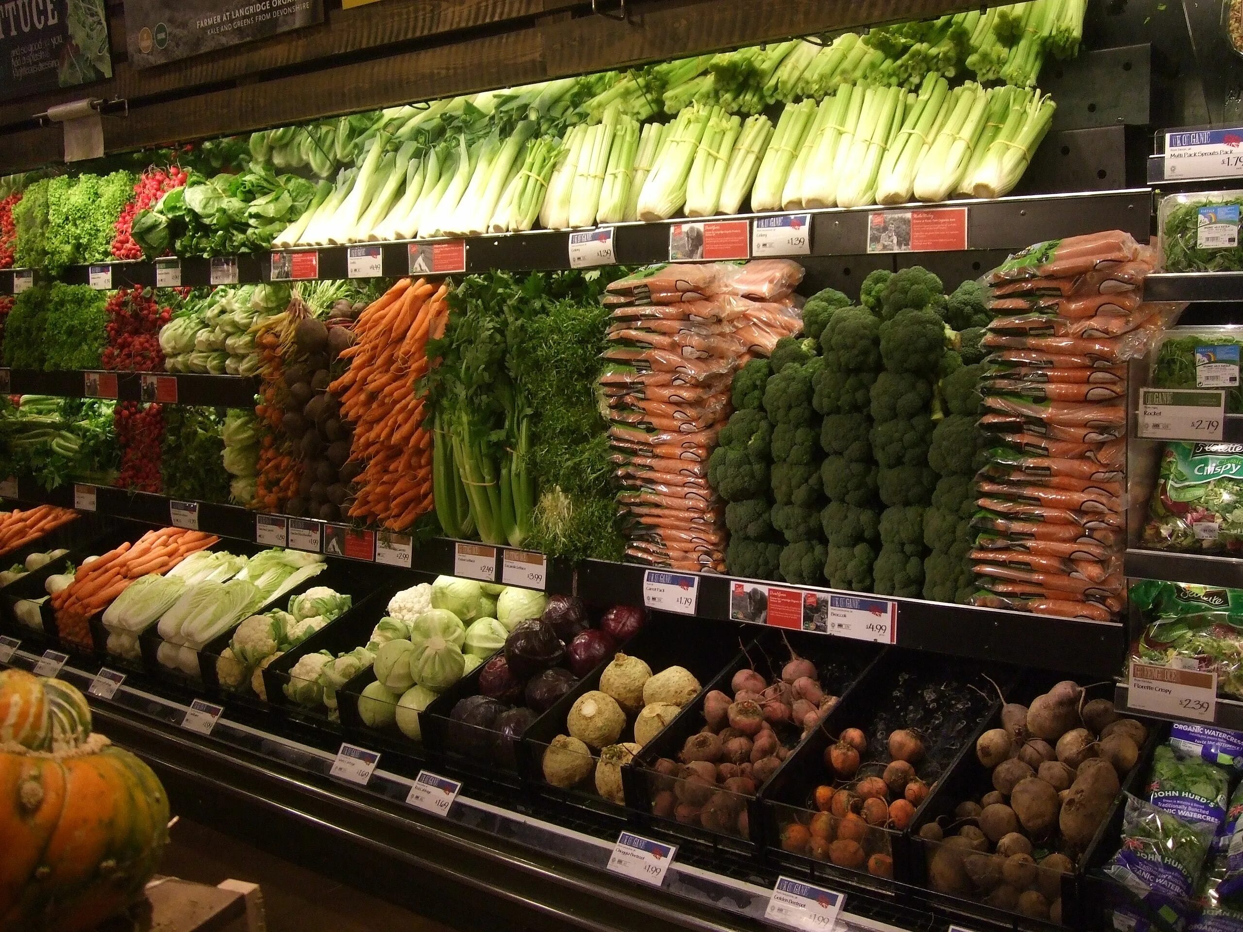 Магазин овощей москва. Выкладка овощей и фруктов. Овощной отдел. Выкладка овощей и фруктов в супермаркете. Фрукты овощи ассортимент.