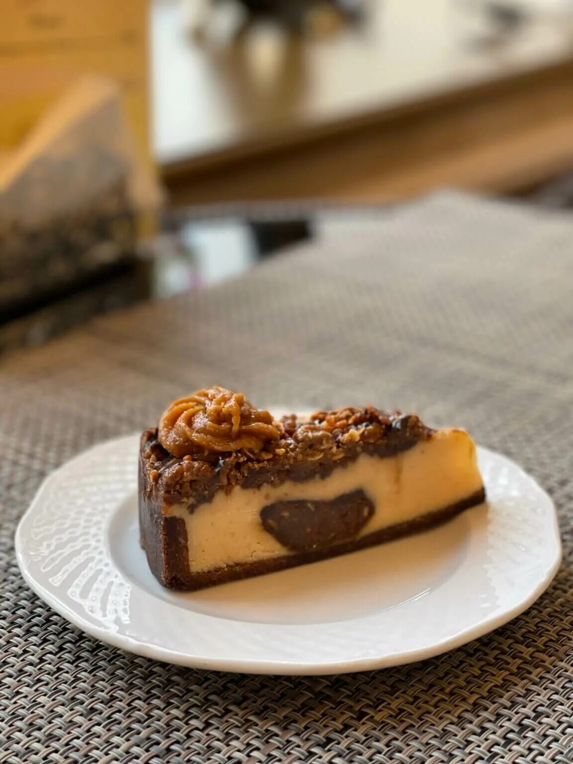 арахисовый кранч десерт фэнтези. торт из шоколадного печенья. кранч блюдо. чизкейк сверху. чизкейк с арахисовой пастой.