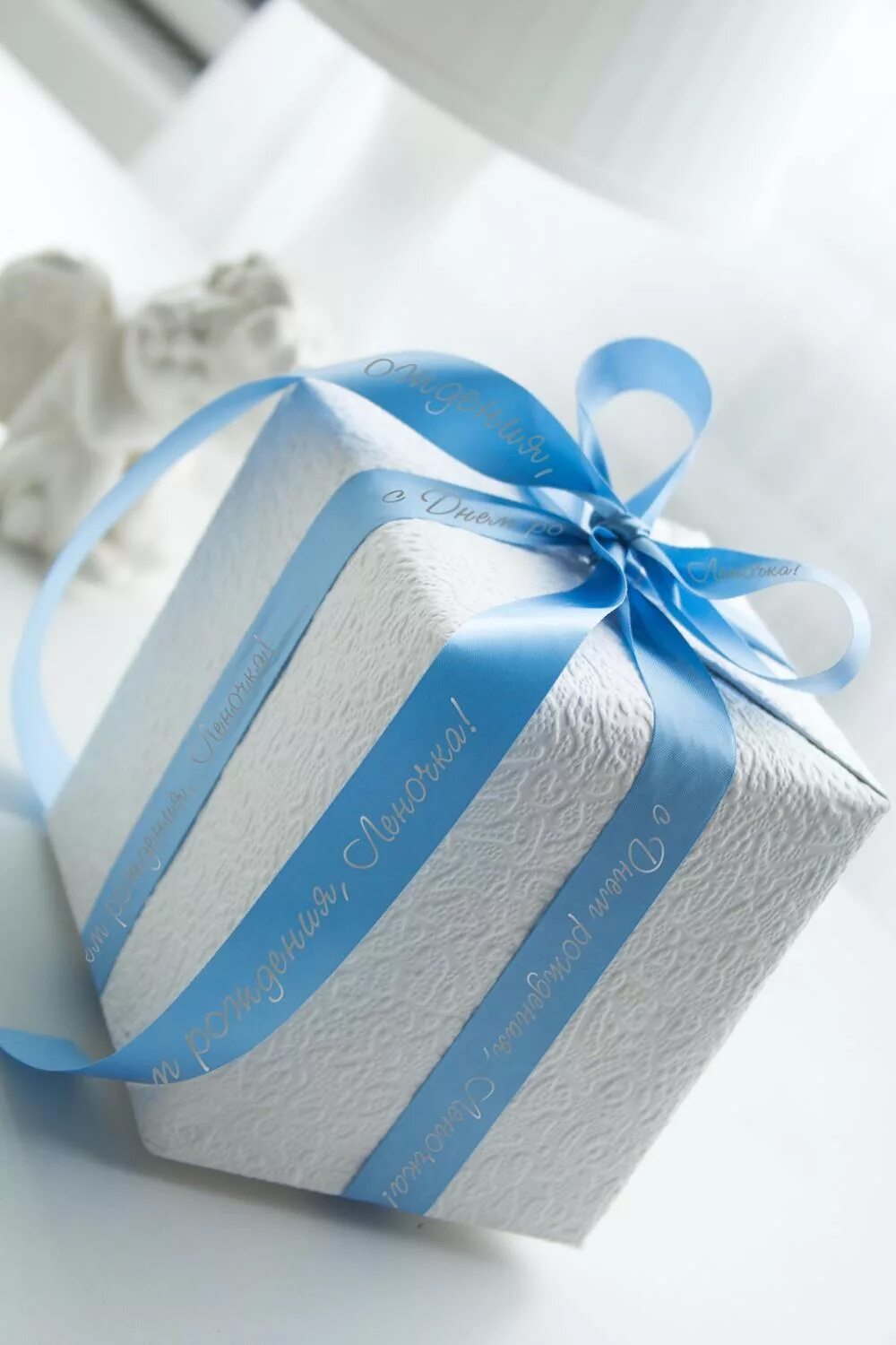 Подарки и упаковка. Упаковать подарок. Подарок голубой. Подарок с синей лентой. Подарки белого цвета