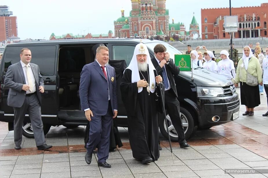 машина патриарха кирилла майбах. священник на мерседесе. кортеж патриарха кирилла. священник на джипе. батюшки на геликах.